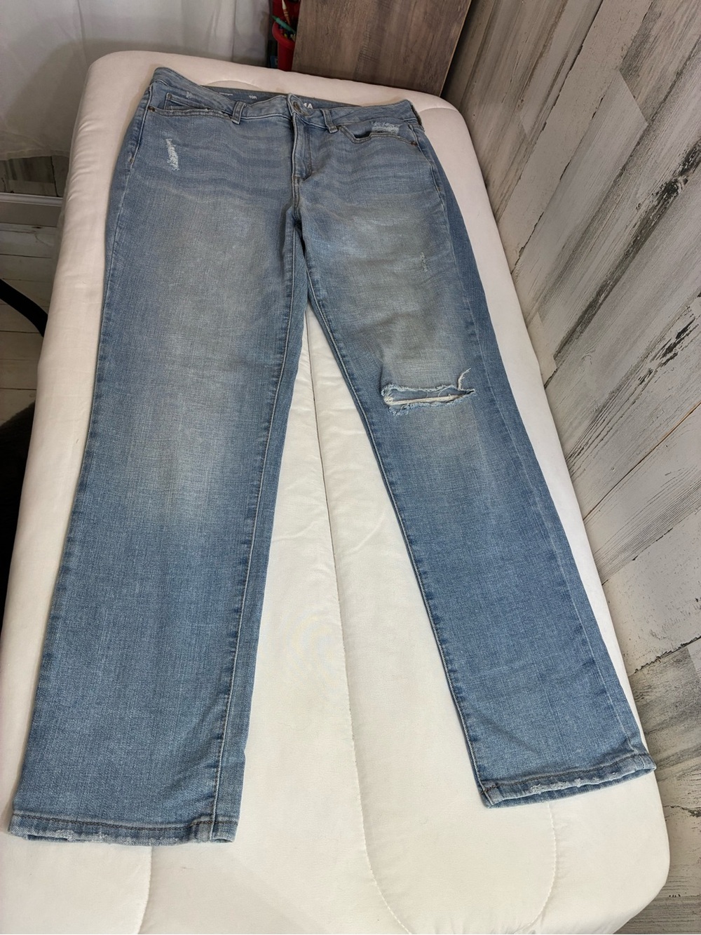 Sonoma Light Blue Straight-Leg Women’s Sz 10 R curvy ripped distressed Jeans